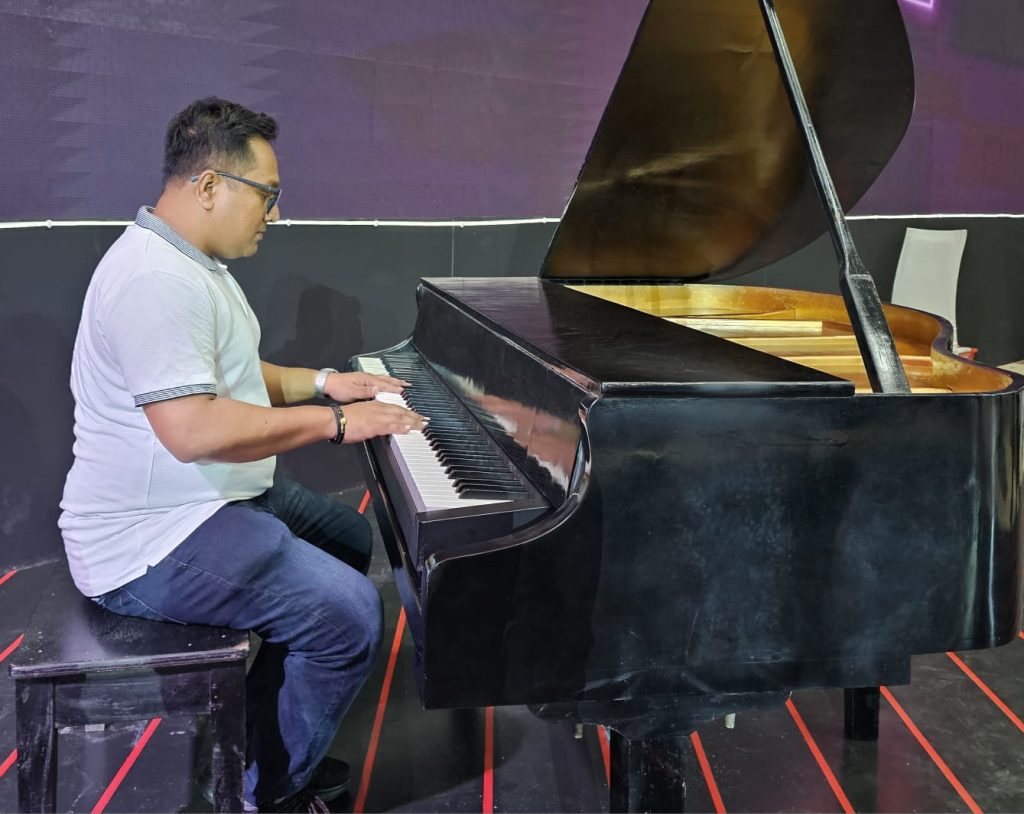 nasimul isalm_playing piano